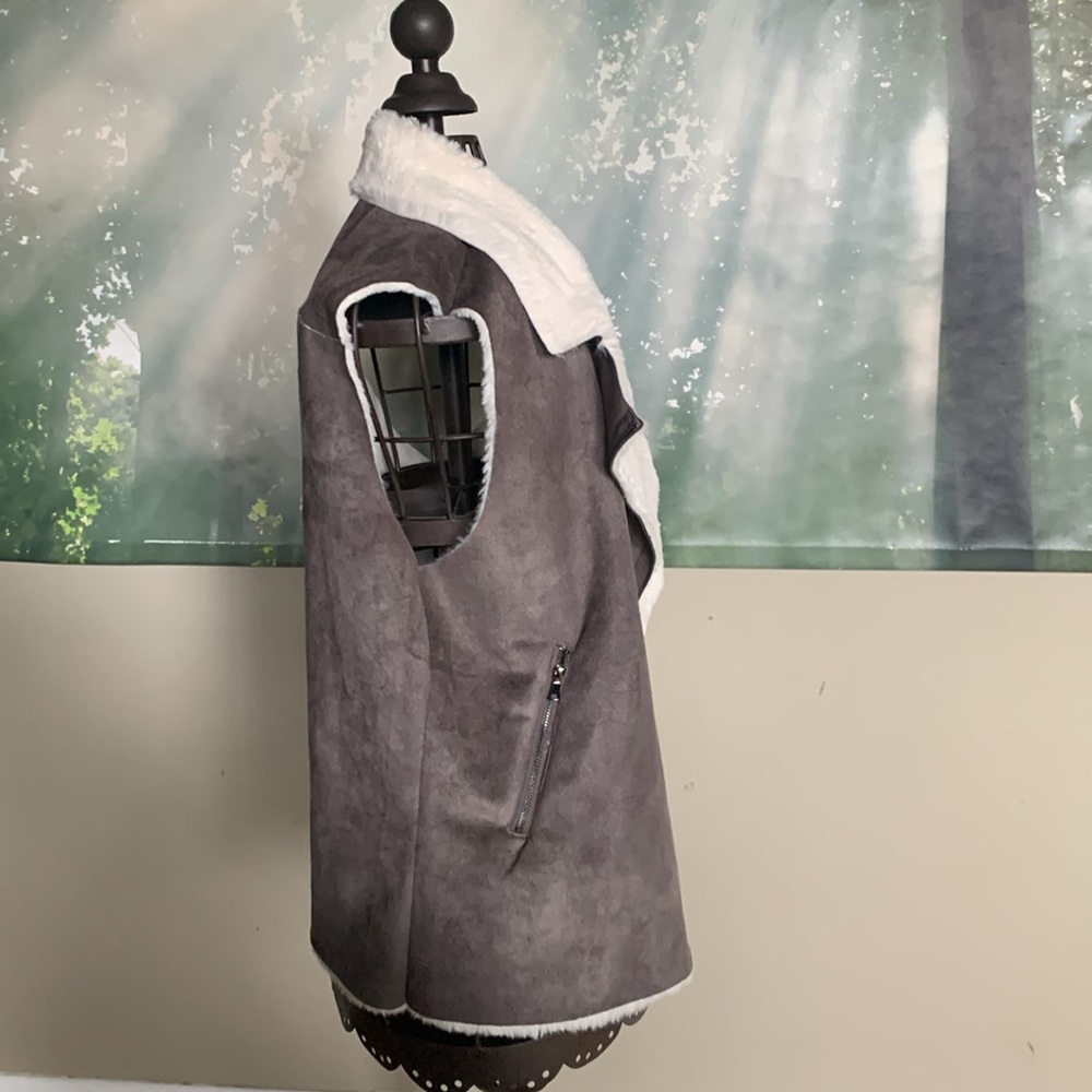 Grey suede like soft vest with faux fur size small - Picture 6 of 8